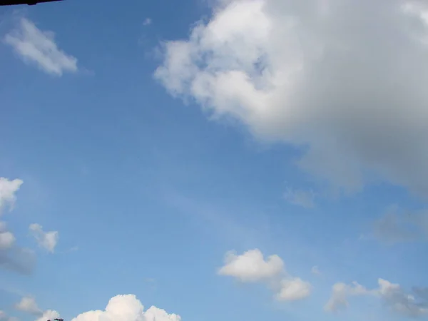 Céu azul bonito com raios de sol e nuvens. Raios solares. — Fotografia de Stock