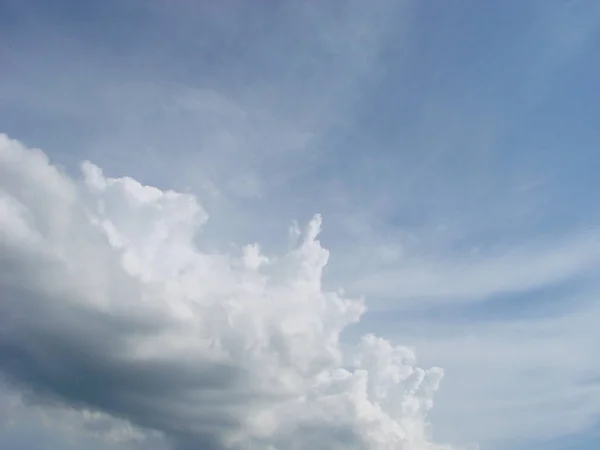 Mraky světle modrá letní obloha Cloudscape přírodní pozadí — Stock fotografie