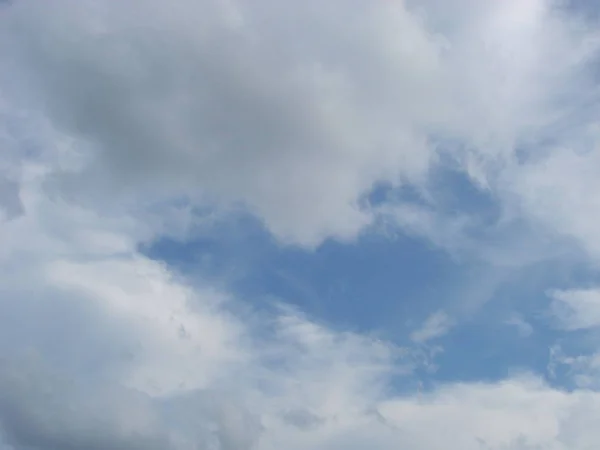 Хмари яскраво-блакитне літо небо хмарний фон природи — стокове фото