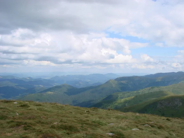 Das Bild wurde von der Bergregion aufgenommen. die Foto-Ansicht der Wolken und der Karpaten. — Stockfoto