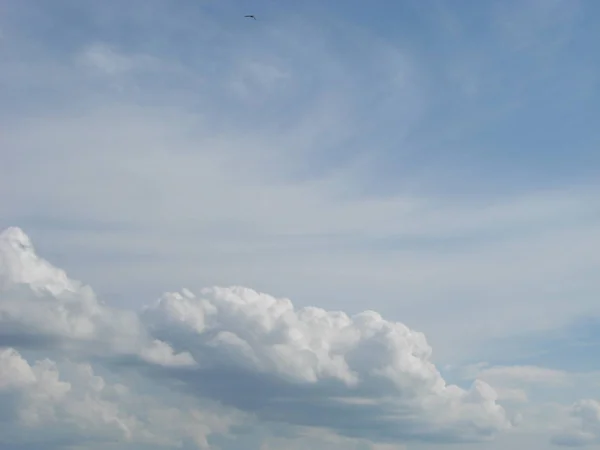 Пухнасті хмари яскраво-синє літнє небо хмарний фон природи — стокове фото
