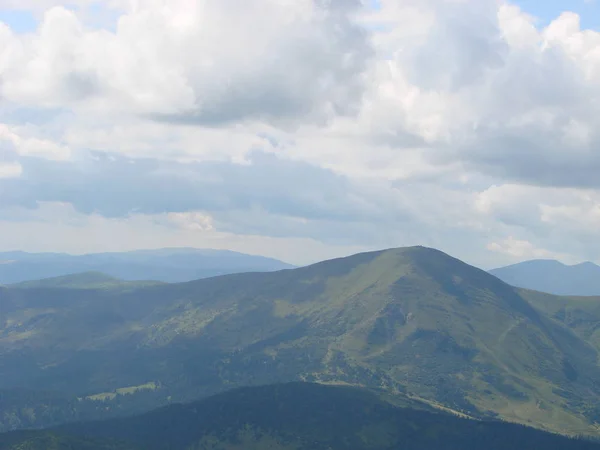 Photo a été prise de la montagne Goverla. La vue photo des nuages et des Carpates . — Photo