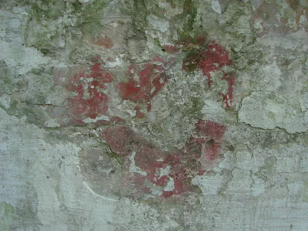 Abstrakt bakgrund-en gammal mur av röd keramik tegel skadas av översvämningar och täckt med mossa och mögel. — Stockfoto