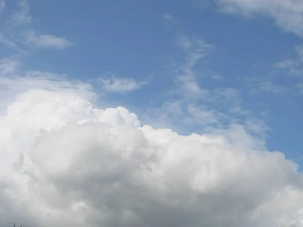 Bellissimo cielo blu con raggi di sole e nuvole . — Foto Stock