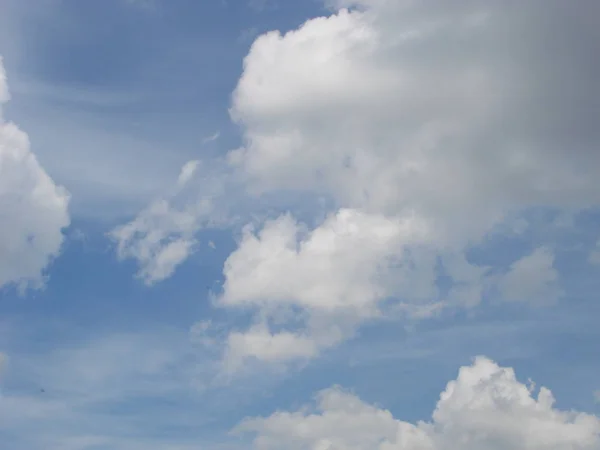 Světový koncept životního prostředí: abstraktní krásná modrá obloha a bílé mraky pozadí tapety — Stock fotografie