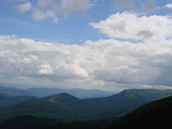 写真は山のゴベラから撮った。雲とカルパチア山脈の写真ビュー. — ストック写真