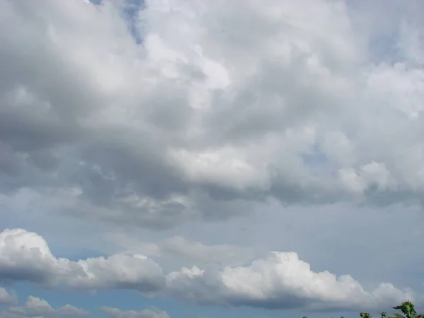 Mondo ambiente concetto giorno: astratto bel cielo blu e bianco nuvole sfondo carta da parati — Foto Stock