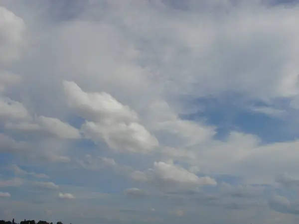 Mondo ambiente concetto giorno: astratto bel cielo blu e bianco nuvole sfondo carta da parati — Foto Stock