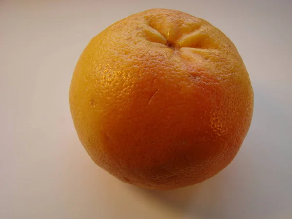 Świeże pomarańczowe mandaryny na białym tle — Zdjęcie stockowe