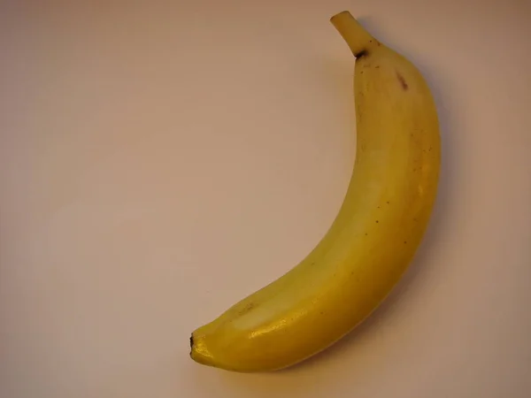 Bananer isolert på hvit bakgrunn. – stockfoto