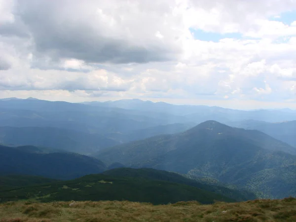 Das Bild wurde von der Bergregion aufgenommen. die Foto-Ansicht der Wolken und der Karpaten. — Stockfoto