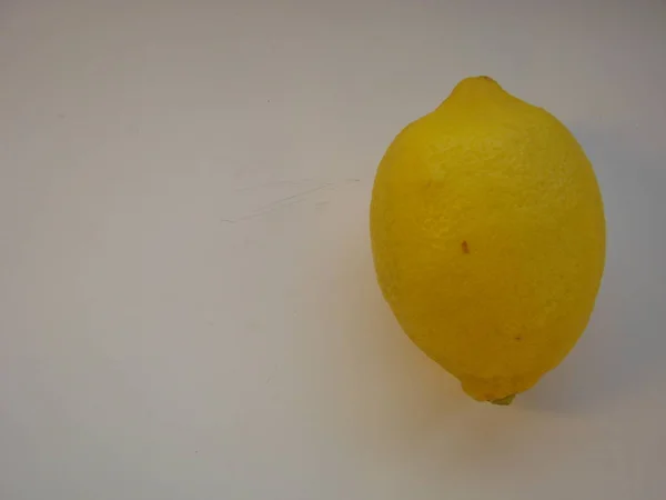 레몬 슬라이스와 잎 흰색 배경에 고립 된 레몬. — 스톡 사진