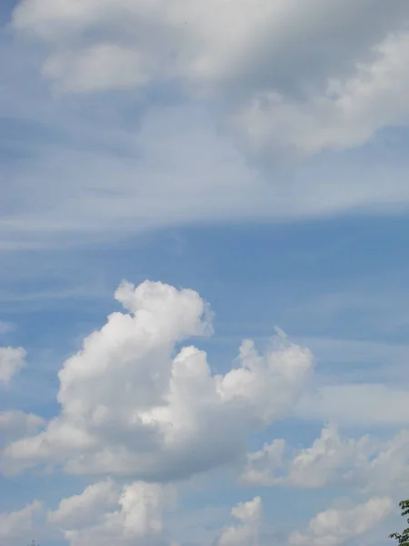 Cielo soleggiato sfondo astratto, bel paesaggio nuvoloso, sul cielo, vista su bianche nuvole morbide, concetto di libertà — Foto Stock