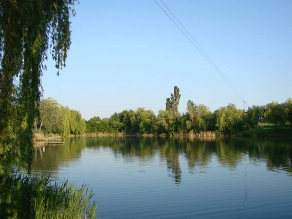 Vackert landskap med sjö. Klar himmel — Stockfoto