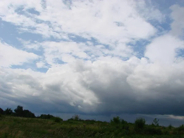 Campo verde paisaje rural con cielo dramático. cielo antes de tormenta en verano — Foto de Stock