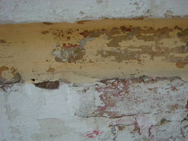 추상적 인 배경 - 홍수에 의해 손상 이끼와 곰팡이로 덮여 붉은 세라믹 벽돌의 오래된 벽. — 스톡 사진