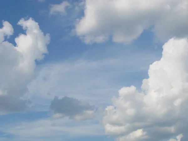 Modrá obloha s mraky přírody pro pozadí. Vzor mraků na modré obloze. — Stock fotografie