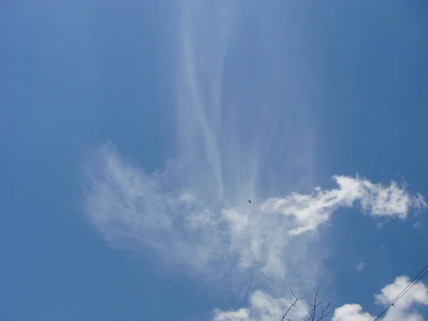 Sol nubes cielo durante el fondo de la mañana. Cielo azul, pastel blanco, lente de enfoque suave destello de luz solar . —  Fotos de Stock