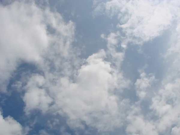 Прекрасне блакитне небо з сонячними променями і хмарами . — стокове фото