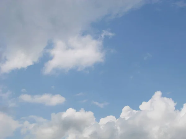 Sole nuvole cielo durante lo sfondo mattina. Blu, bianco cielo pastello, lente soft focus bagliore luce solare . — Foto Stock