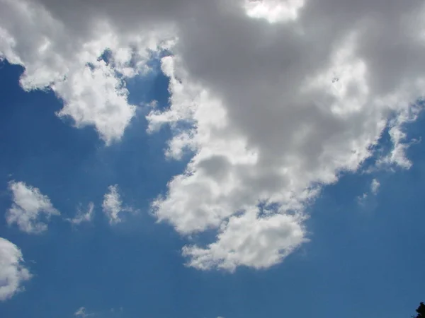 아침 배경 동안 햇빛 구름 하늘. 블루, 화이트 파스텔 헤븐, 소프트 포커스 렌즈 플레어 햇빛. — 스톡 사진