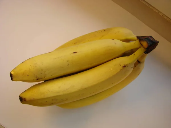 Banda bananów izolowanych na białym tle. — Zdjęcie stockowe
