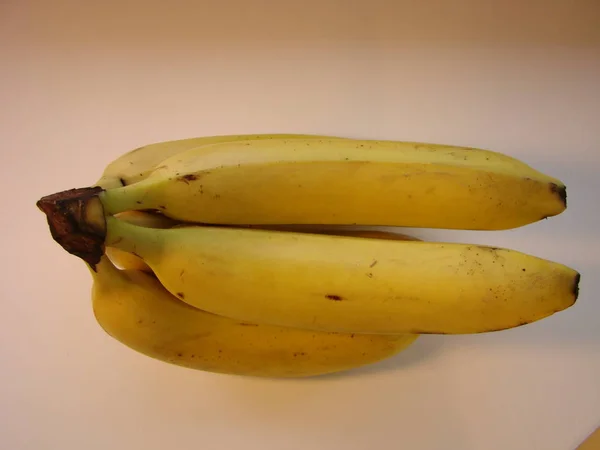 Ein Bündel Bananen isoliert auf weißem Hintergrund. — Stockfoto