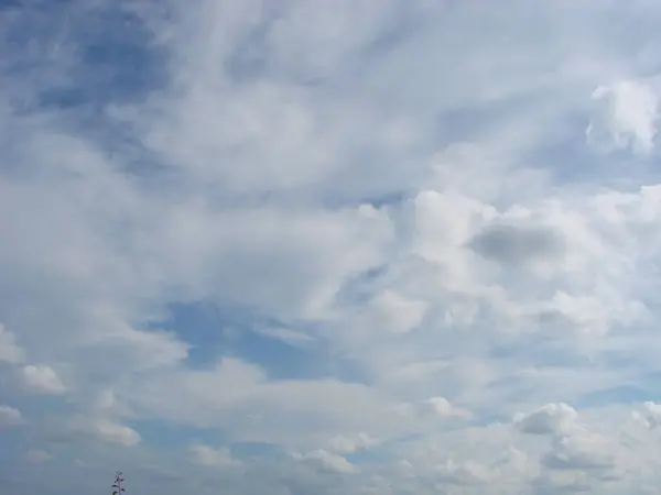 Bulutlar parlak mavi yaz gökyüzü cloudscape doğa arka plan — Stok fotoğraf