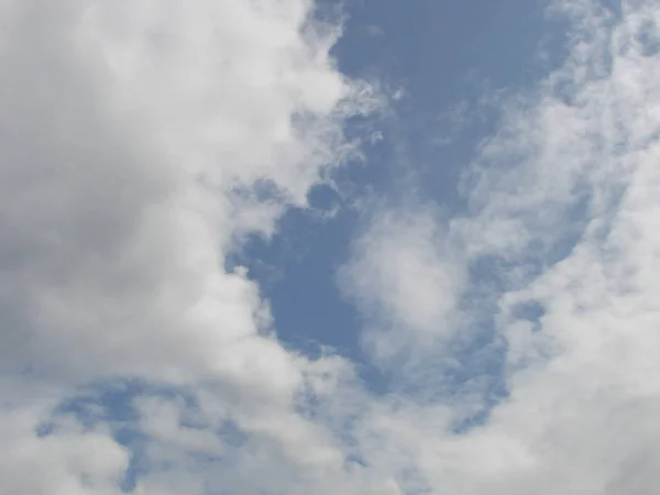 Bellissimo cielo blu con raggi di sole e nuvole . — Foto Stock