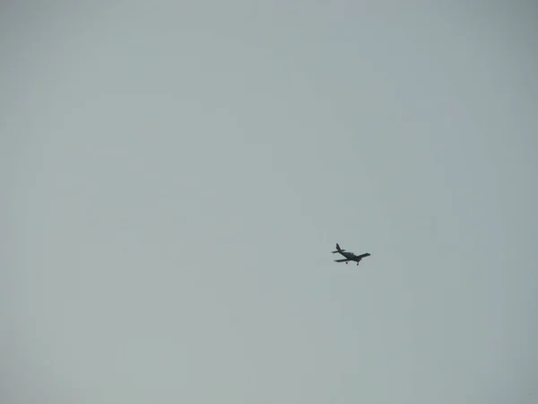 Пассажирский самолет, летящий в небе на закате — стоковое фото