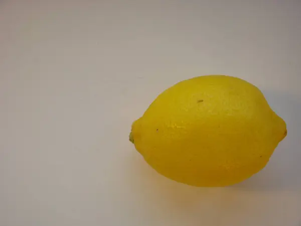 Limone con fetta di limone e foglie isolate su fondo bianco . — Foto Stock