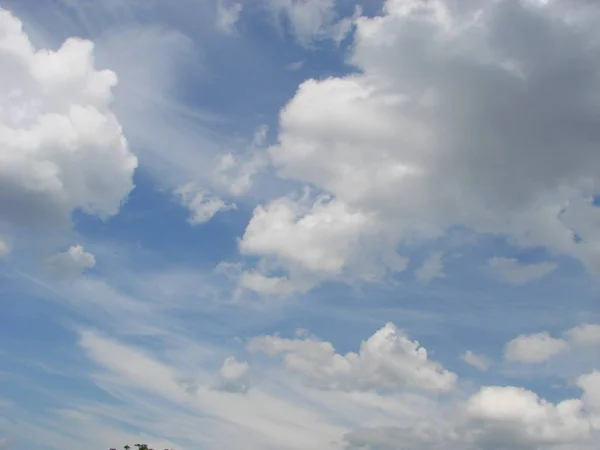 Slunečné nebe abstraktní pozadí, krásná oblačnost, na nebi, pohled na bílé nadýchané mraky, svoboda koncept — Stock fotografie