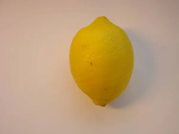 레몬 슬라이스와 잎 흰색 배경에 고립 된 레몬. — 스톡 사진