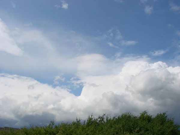 Venkovské krajiny zelené pole s dramatickým nebem. nebe před bouřkou v létě — Stock fotografie