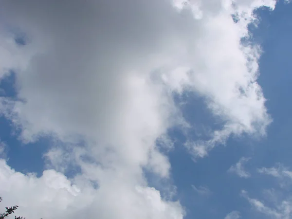 Modrá obloha a mraky s kopií prostoru — Stock fotografie