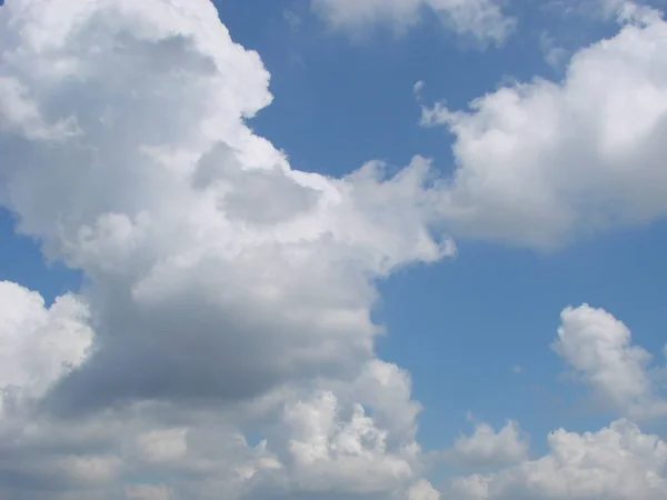 Блакитне небо і хмари з копіювальним простором — стокове фото