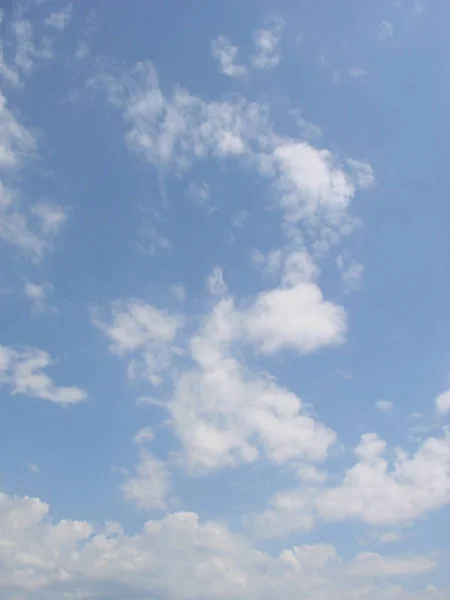 Sole nuvole cielo durante lo sfondo mattina. Blu, bianco cielo pastello, lente soft focus bagliore luce solare . — Foto Stock