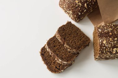 Beyaz arkaplanda tam tahıllı ekmek