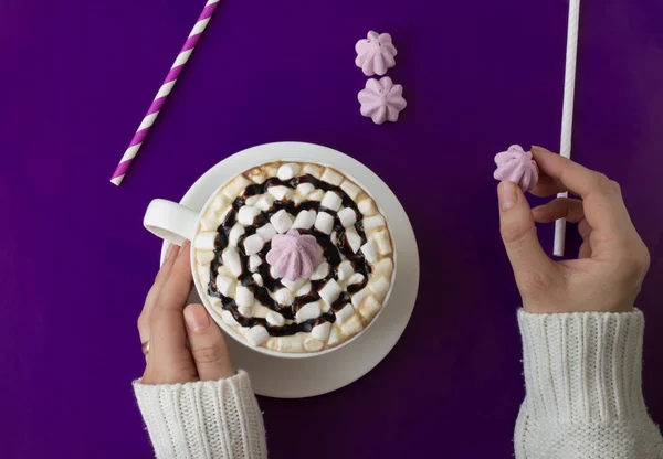 Bir fincan kahve flatlay üzerinde tutan kadın el Üstten Görünüm