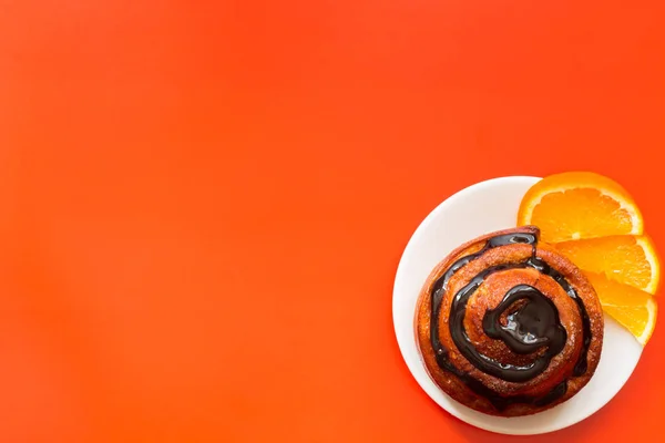 Tarçınlı çörek çikolata parçaları ve turuncu ile