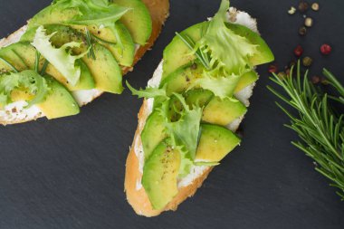 Avokado ve hardal tohumları ile çavdar ekmeği. Sağlıklı gıda kahvaltı konsepti