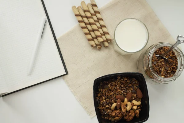 ev yapımı fırında müsli ve süt beyaz arka plan, üstten görünüm, yatay