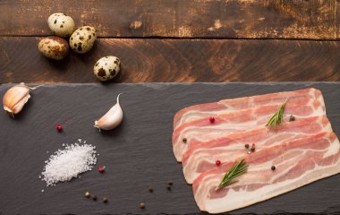 Ahşap plaka üzerinde ham pastırma