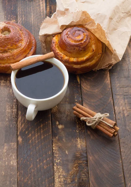 İsveçli tarçın çörek ve kahve — Stok fotoğraf