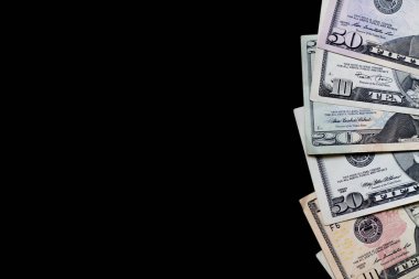 Siyah arka planda 100 dolarlık banknotlar.