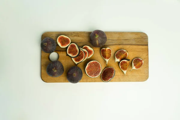 Figues Fraîches Délicieuses Sur Une Planche Bois Avec Fond Blanc — Photo