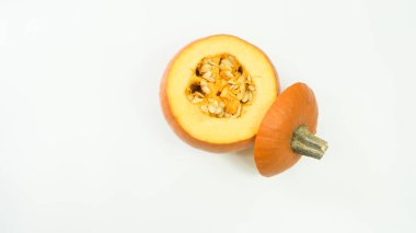 Beyaz arka planda balkabağından yapılmış yaratıcı bir düzen. Düz yatıyordu.