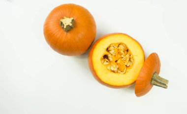 Beyaz arka planda balkabağından yapılmış yaratıcı bir düzen. Düz yatıyordu.