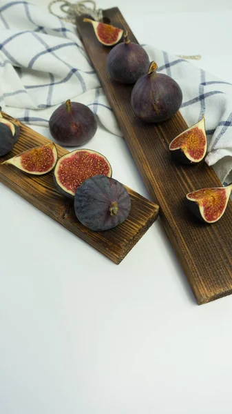 Figues Fraîches Délicieuses Sur Une Planche Bois Avec Fond Blanc — Photo