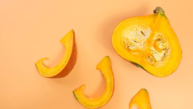 Turuncu arka planda balkabağından yapılmış yaratıcı bir düzen. Düz yatıyordu.